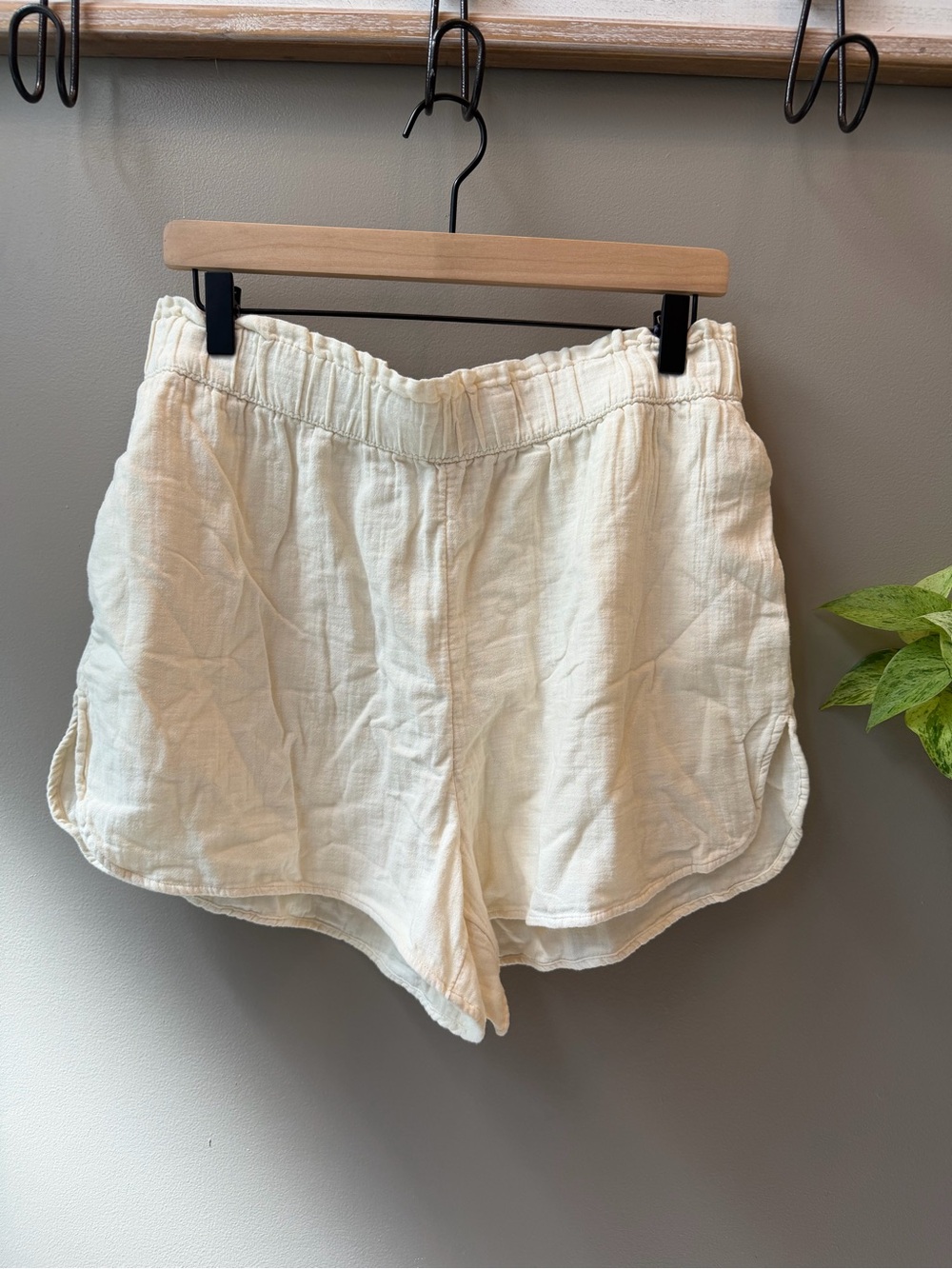 Universal Thread Cream Woven Athletic Shorts - Picture 1 of 3
